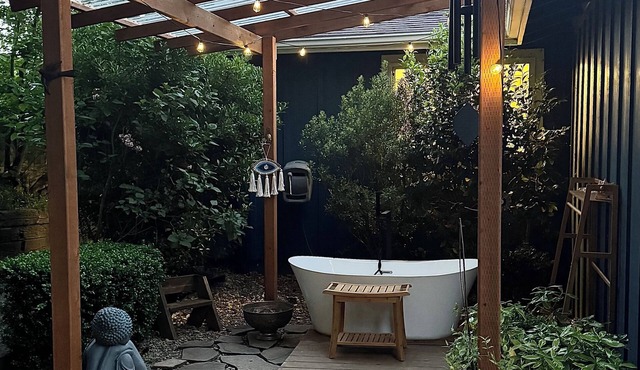 Spacious 5-bedroom house in beautiful Eugene, AC, hot tub, sauna, large backyard
