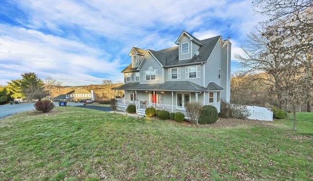 Spacious 5-bedroom house with pool
