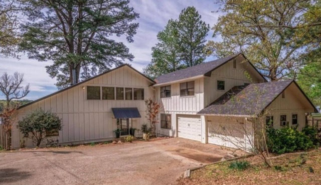 Spacious 5-bedroom Lake House on Lake Gladewater