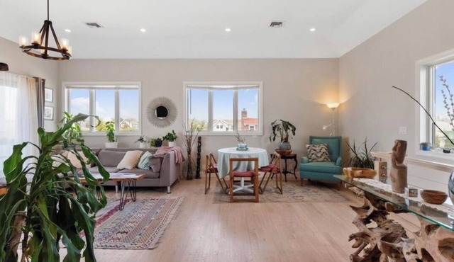 Spacious 5-bedroom ocean view house with AC, WiFi in lovely Long Beach