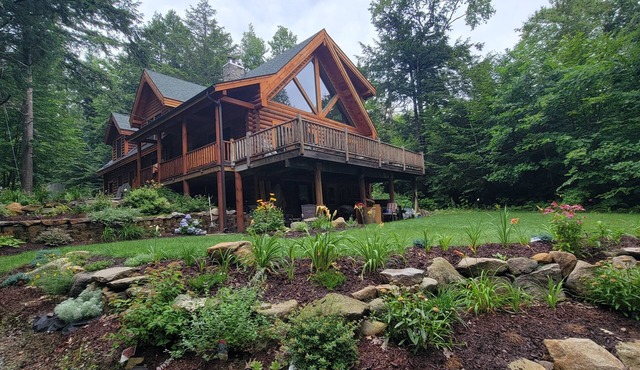 Spacious 5 bedroom semi-private lakefront log cabin on Newfound Lake