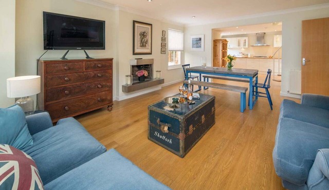Spacious 5 bedroom split level flat with three bathrooms and open plan kitchen living area, sleeps