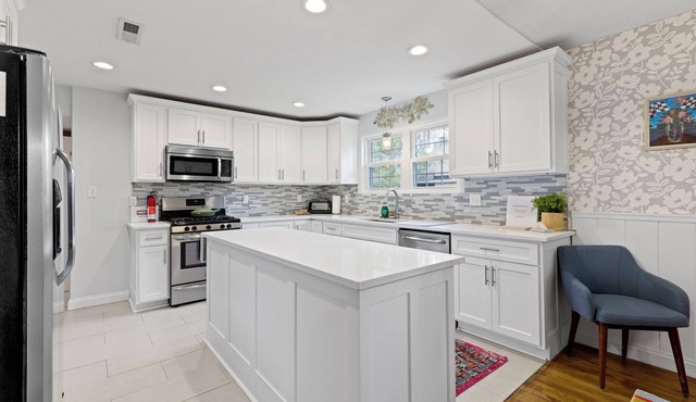 Spacious 5-bedroom house w/1.5 Kitchens & Beautiful Yard near Broad Ripple