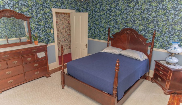 Spacious 5-bedroom house with AC, WiFi in charming West Milton