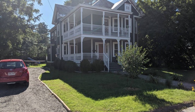 Spacious 5-bedroom House, Walking Distance to Williams