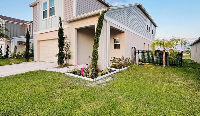 Spacious 5-bedroom house in lovely Winter Haven with a stunning lake view.