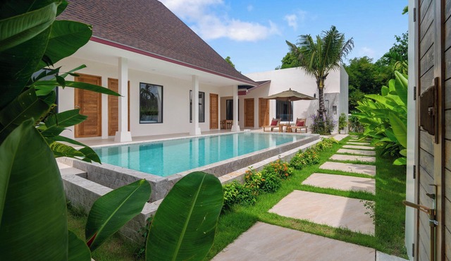 Spacious 5-bedroom villa in fantastic Si Sunthon with WiFi, AC