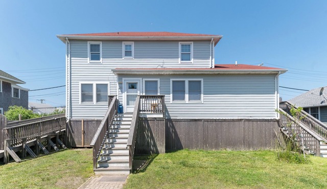 Spacious 5-BR, 3 bath with large kitchen, heated saltwater pool in Ocean Beach