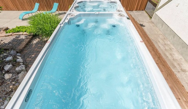 SPACIOUS 5 Br + 5 Br | Private HEATED Pool & Hot Tub | 1-minute WALK to Beach