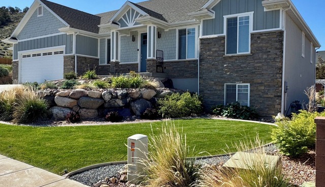 Spacious 5-BR Home. Pool Table, Air Hockey, TVs in Every Room, & Outdoor Dining
