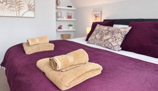 Spacious 5 Br House, Sleeps 10, with Games Room, Gated Parking and Large Garden