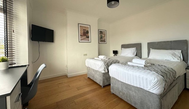 Spacious 5 BR up to 10 guests | Off-road Parking