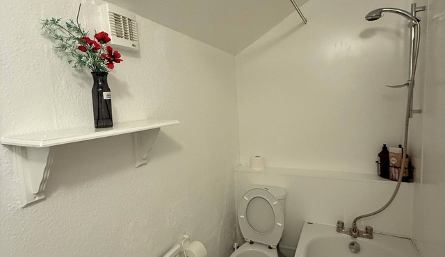 Spacious 5-Ensuit bedroom apartment with WiFi, AC in charming Northampton