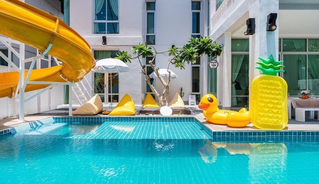 Spacious 5-bedroom private villa near Pattaya beach