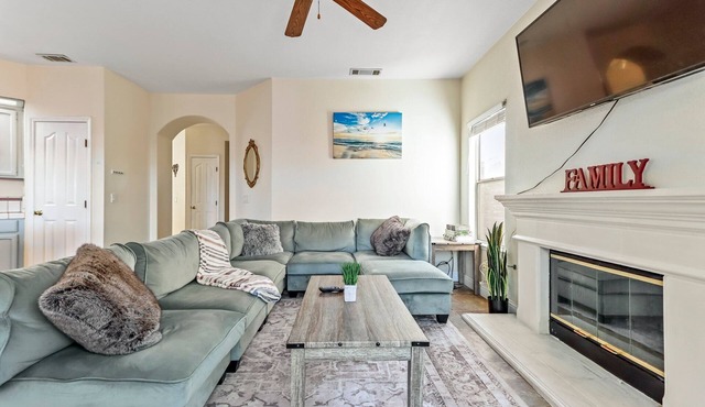 Spacious 5BD 3BR Home with Pool table & Air hockey table in Safe Neighborhood