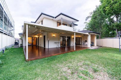 Spacious 5BR 3BA Home w Parking and Yard in Sunnybank M11