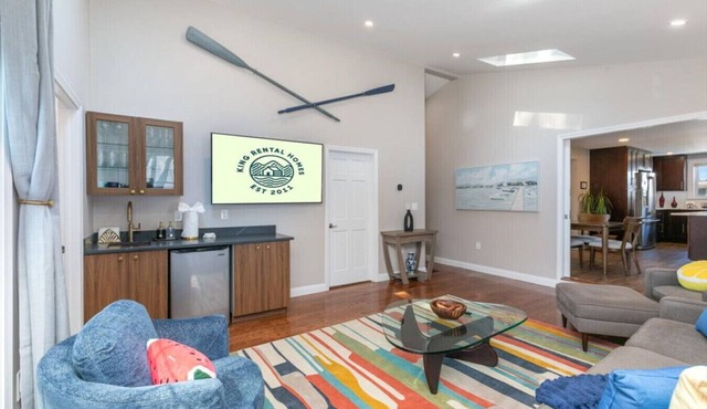 Spacious 5BR Executive Retreat - 10 Min to Boston