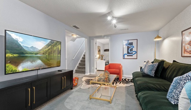 Spacious 5BR home - 15 min to NFL games & attractions; relax w/king beds & game