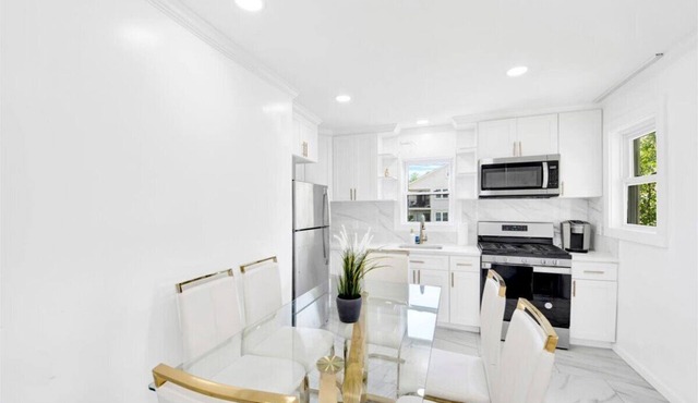 Spacious 5BR Home Free Parking Easy Access to NYC