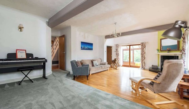 Spacious 5BR Home in Redditch