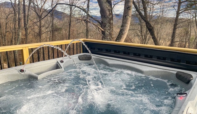 Spacious 5BR Hot Tub Fire Pit Games | Lazy Bear