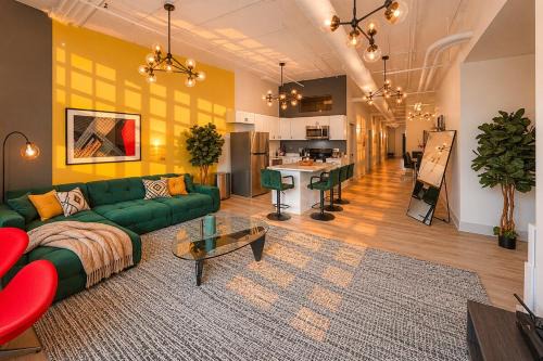Spacious 5BR Luxury Suite Perfect for Groups with Gym Access and Optional Parking Near McCormick Place, Grant Park and Soldier Field