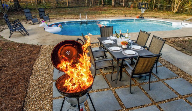 Spacious 5BR Pool House, 9 Mi to Ft Benning, BBQ, Games, Fireplace