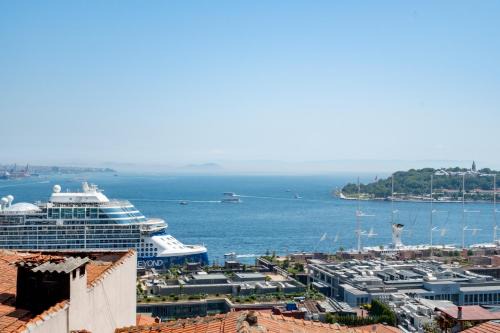 Spacious 5BR Sea View Apartment with Balcony & Elevator
