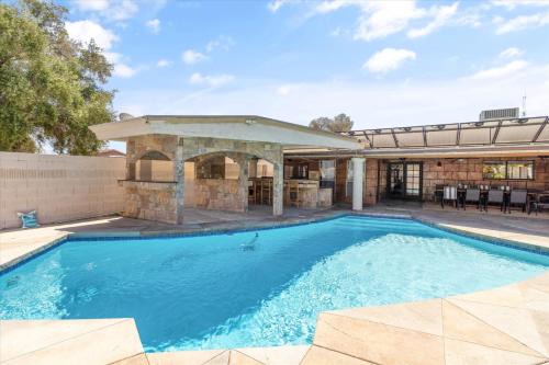 Spacious 5BR with Pool and Fire Pit - Sleeps 14