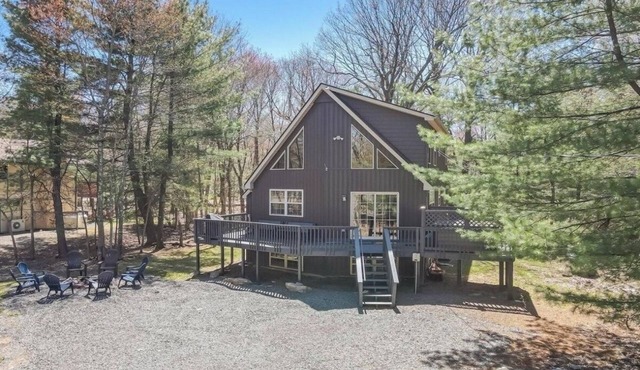 Spacious 6-bd chalet in Lake Harmony, Hot tub, WiFi, AC, Lake Access