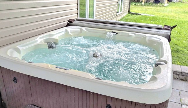 Spacious 6-bdrm luxury, modern house with lake view in cottage country, Ontario