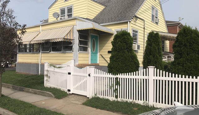 Spacious 6 Bdrms 3 Blks to Beach, Driveway, Central A/C.