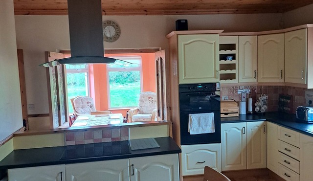 Spacious 6-bed House 10 Minutes From Knock Airport