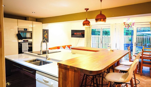 Spacious 6 Bed House, 10 Minutes from Centre with Parking, Ideal for Contractors