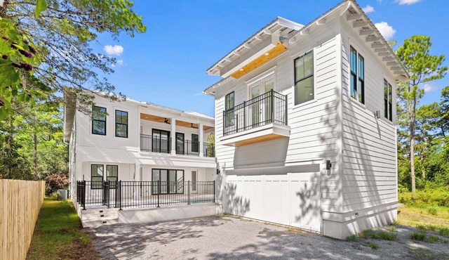 Spacious 6-bedroom House, Pool, Walk to Spooky Ln Beach Access, 2 Golf Carts!