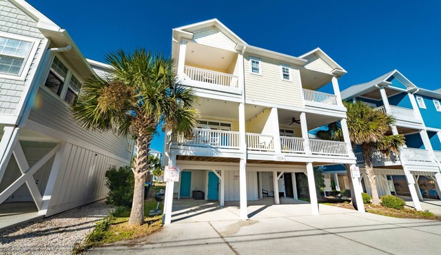 Spacious 6-bedroom ocean view home, 1 minute walk to beach!