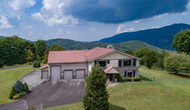 Spacious 6-bedroom house Sugar MTN Mansion 1mi to slope Hot Tub GrandfatherViews