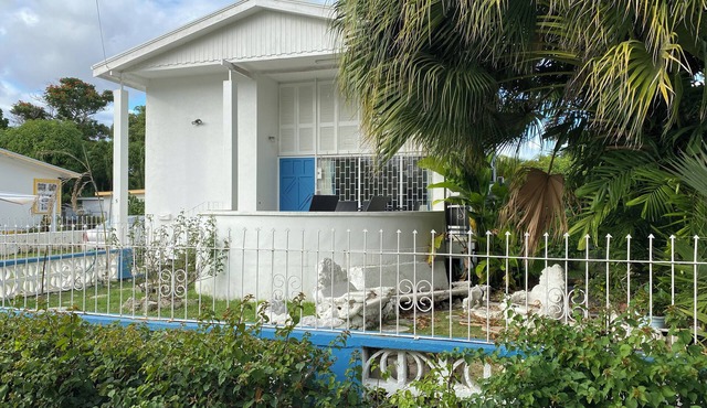 Spacious 6-bedroom house in lovely Christ Church with WiFi, AC