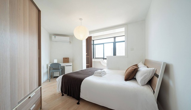 Spacious 6-bedroom apartment in Shanghai