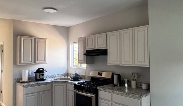 Spacious 6-bedroom house in charming Staten Island with WiFi