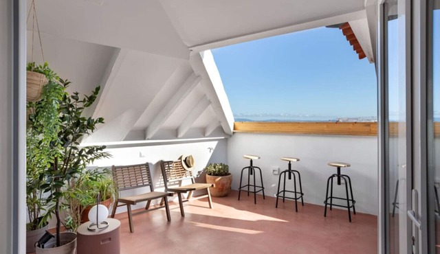 Spacious 6-Bedroom Apt w/Sunny Terrace in Lisbon