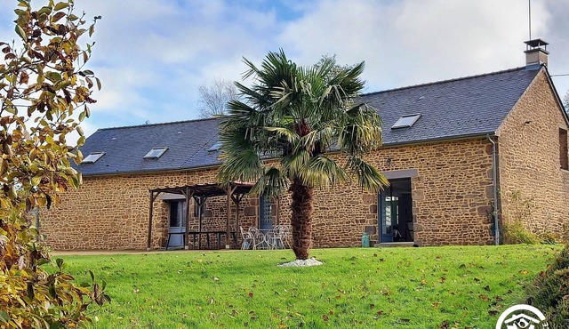 Spacious 6-Bedroom Cottage with Fishing Pond, Games & Garden - Sleeps 12-15