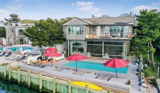 Spacious 6 Bedroom 6.5 Bath Pines house on the Bay w/AC, Heated Pool & Hot Tub