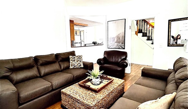 Spacious 6-bedroom house for your Lake Erie Escape -The Lake Erie Inn