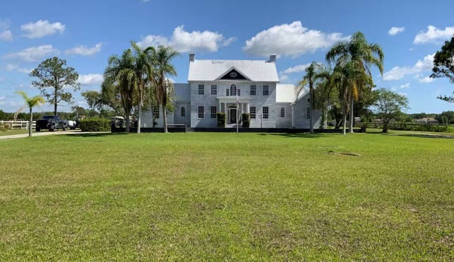 Spacious 6-bedroom house in charming Port Orange with WiFi, AC Pool
