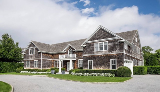 Spacious 6-bedroom house in enchanting Southampton with pool & fitness room