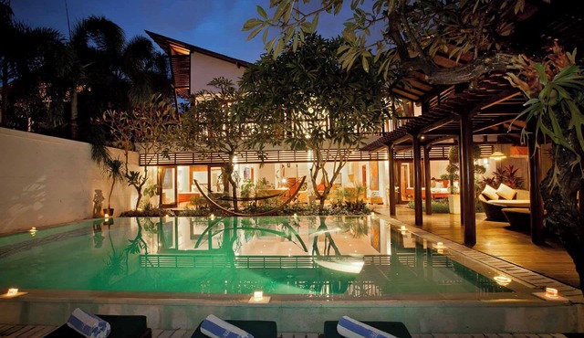 Spacious 6-bedroom villa near Mertasari Beach