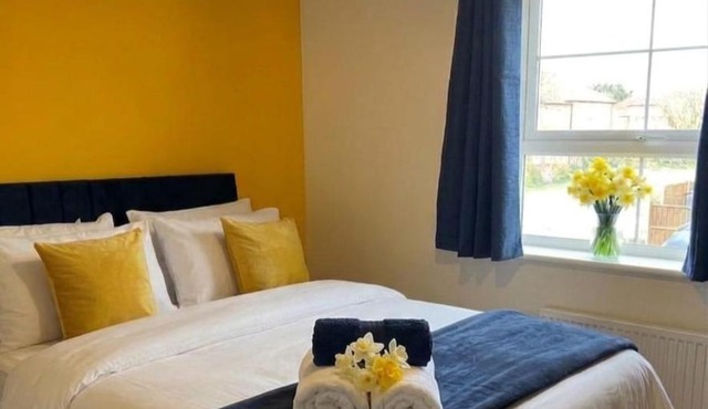 Spacious 6 BR-3 Baths-EV Charger and Free Parking-CV22-Warwickshire-Groups-Families-Contractors-Pets Welcome-By The Home Makers Hub