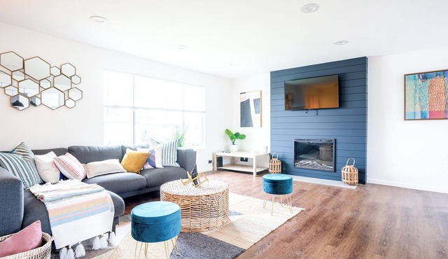 Spacious 6-BR Farmhouse near Downtown