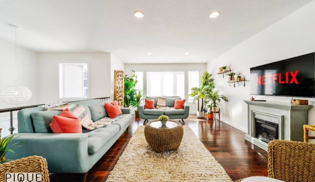 Spacious 6BDR Oasis - Sleeps 17 - Garage - Fireplace